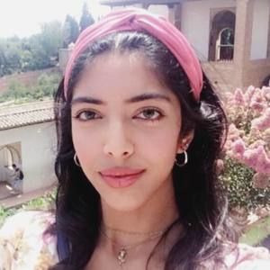 Meet your Posher, Azra